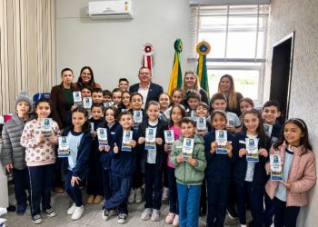 Estudantes de Major Gercino visitam os Poderes Executivo e Legislativo