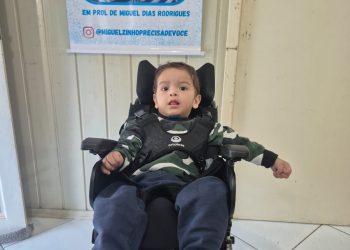 Família de menino com paralisia cerebral faz campanha para garantir alimentação especial em SJB