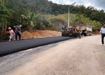Pela primeira vez, asfalto chega a uma estrada rural no interior de Nova Trento