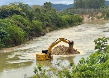 Prefeitura de São João Batista inicia trabalhos de desassoreamento do Rio Tijucas