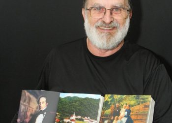 Com 50 anos de carreira, Saulo Adami lança livros coletânea sobre os vales do Itajaí e Rio Tijucas