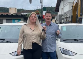 Nova Trento recebe dois veículos elétricos para Saúde, mais um na Educação