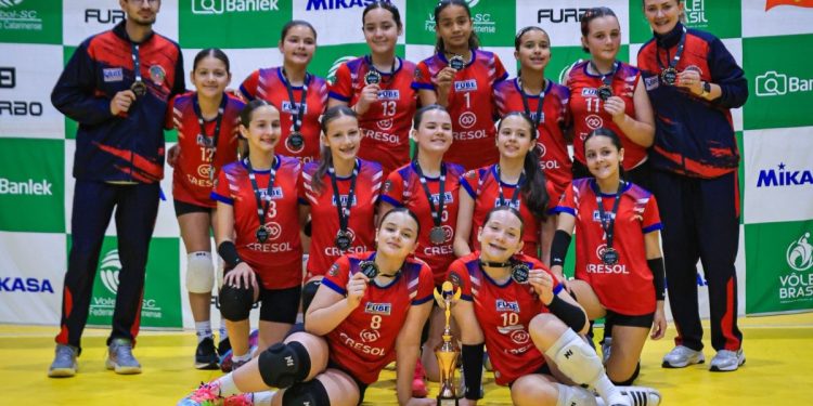 Sub-13 da Fube conquista terceiro lugar no Festival Estadual de Voleibol Feminino